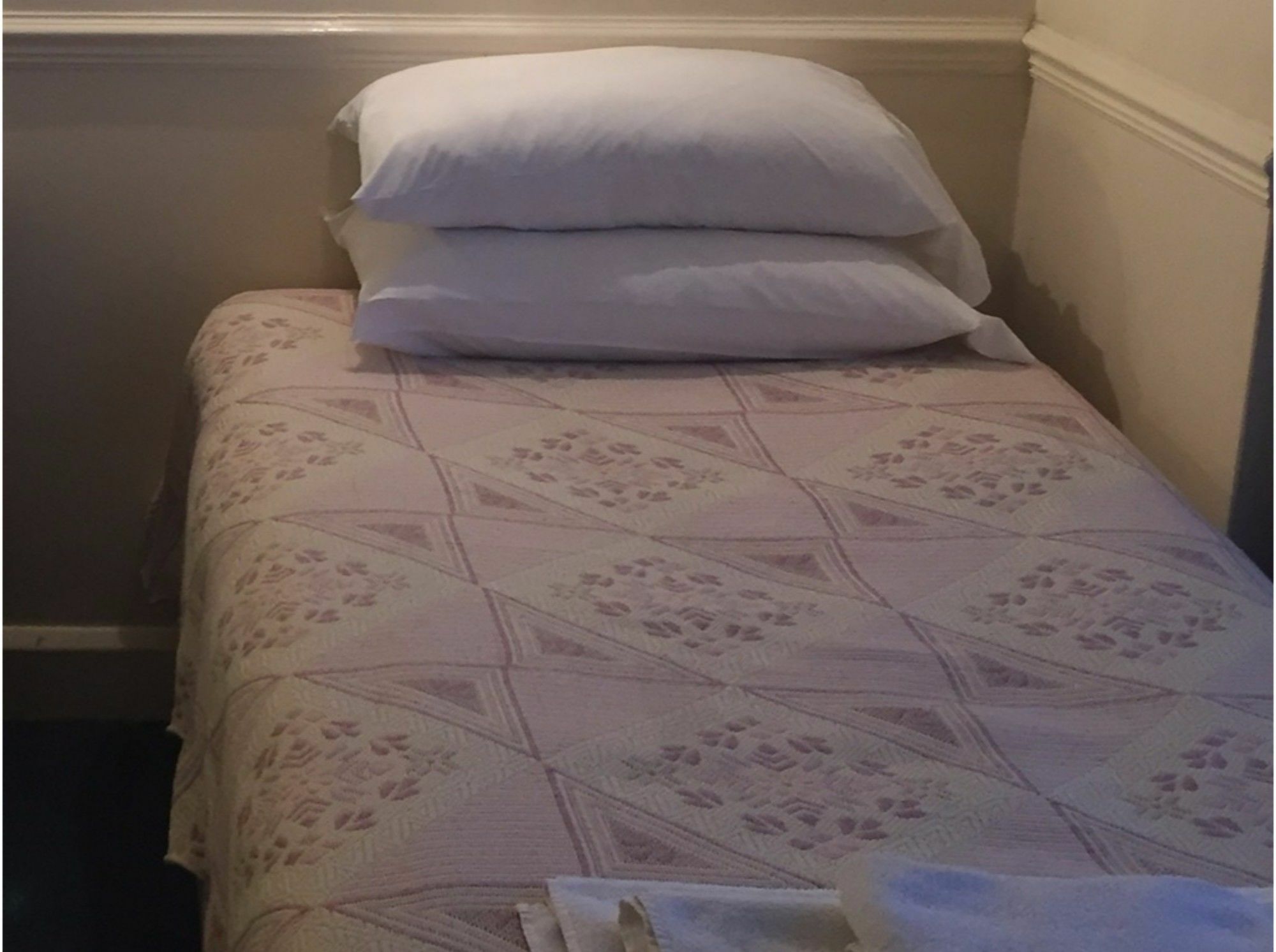 Colnbrook Guest house 3*